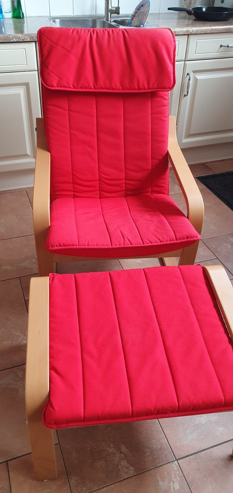 Ikea Poang stoel met voetenbank - Rood - ZGAN, Huis en Inrichting, Ophalen, Hout, Vintage, Zo goed als nieuw