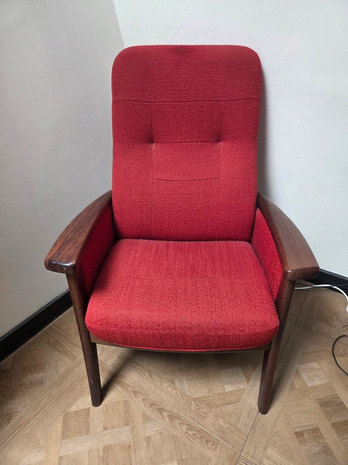 GRATIS! Stevige relaxstoel rood/hout met 2 standen, Huis en Inrichting, Ophalen, Gebruikt, Eén, Rood