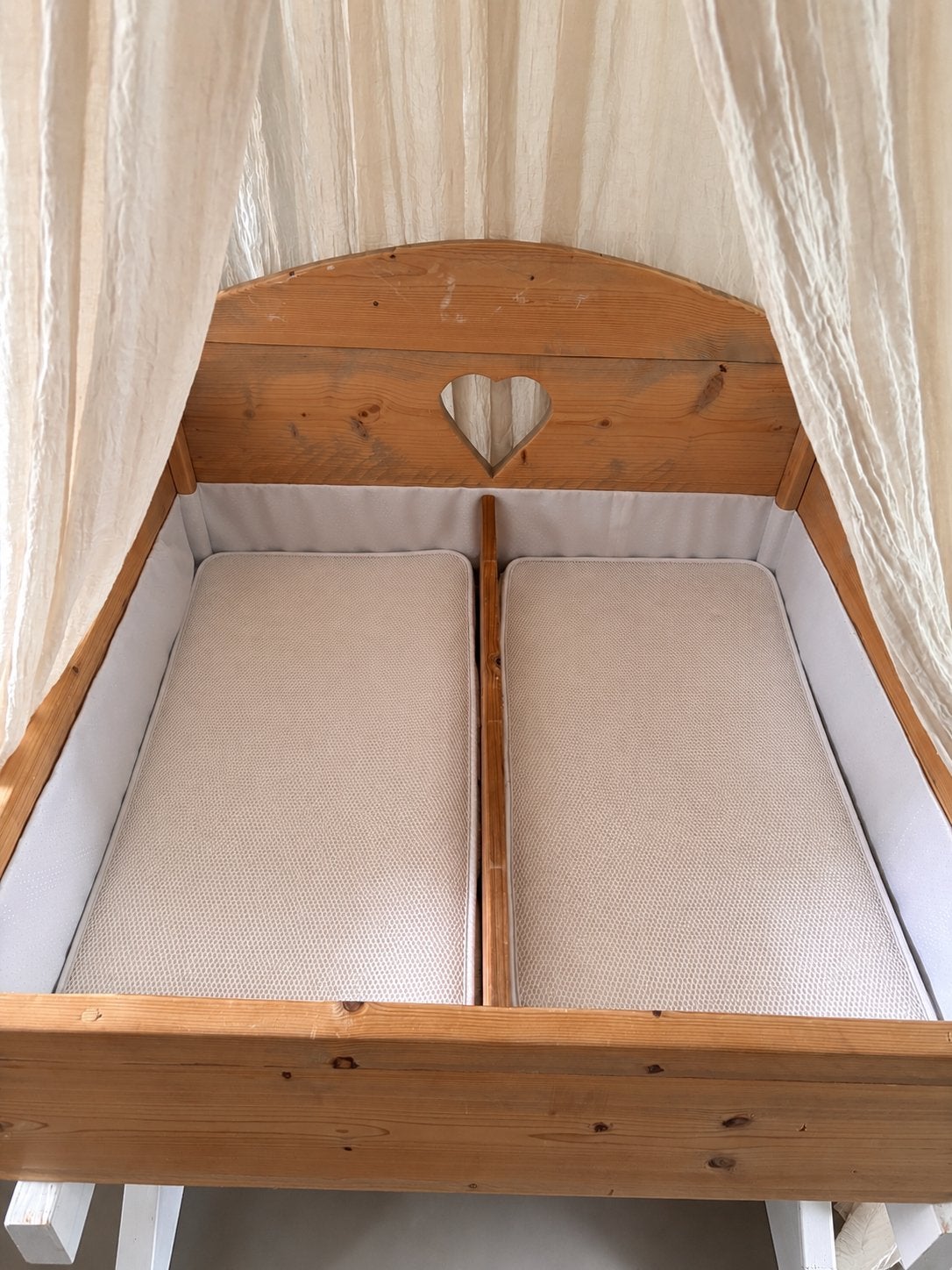Houten wieg voor tweeling met AeroSleep matrassen, Kinderen en Baby's, Babywiegjes en Ledikanten, Ophalen, Zo goed als nieuw, Wieg