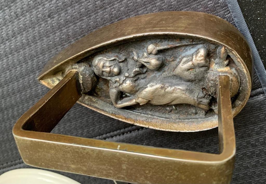 Antiek bronzen strijkijzer met reliëfdecoratie, Antiek en Kunst, Antiek | Koper en Brons, Ophalen, Brons
