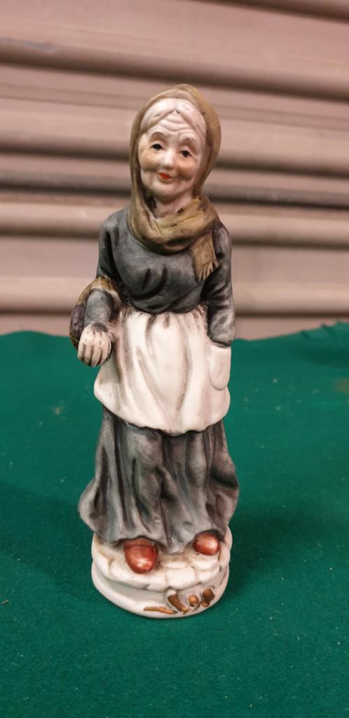 beeld Porselein oude vrouw, Verzamelen, Beelden en Beeldjes, Ophalen of Verzenden