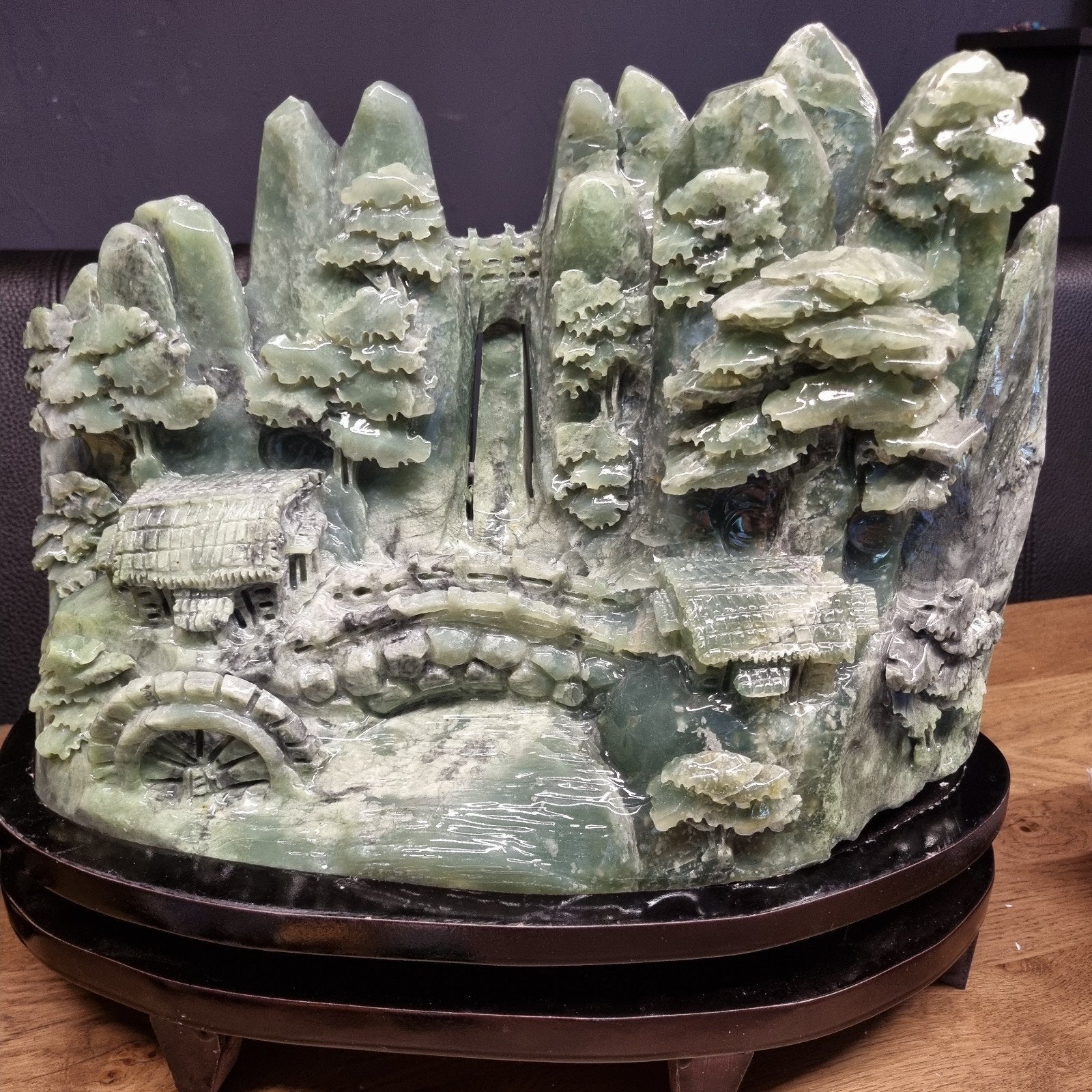 Jade Sculptuur met gedetailleerd landschap 35x32cm ca12kg, Antiek en Kunst, Overige onderwerpen, Ophalen of Verzenden, Handgemaakt
