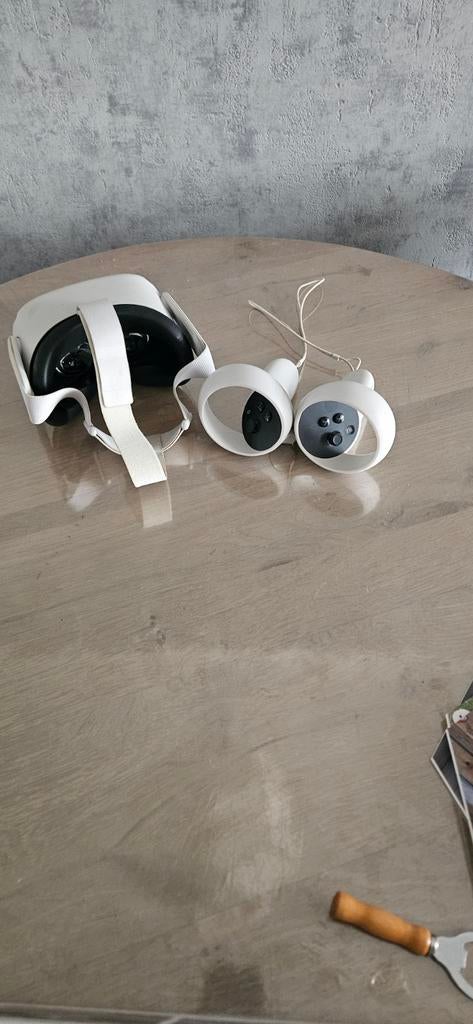 Oculus Quest 2 VR-bril met controllers, Ophalen of Verzenden, Zo goed als nieuw, VR-bril, Overige platformen