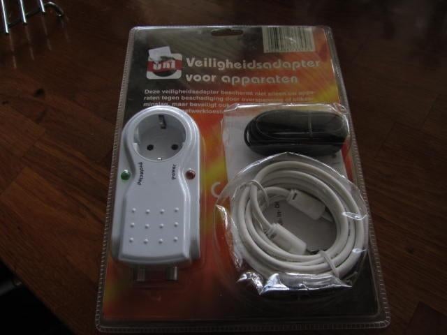 Uni veiligheids adapter voor T.V.telefoon netwerk etc., Ophalen of Verzenden, Nieuw, Apple iPhone