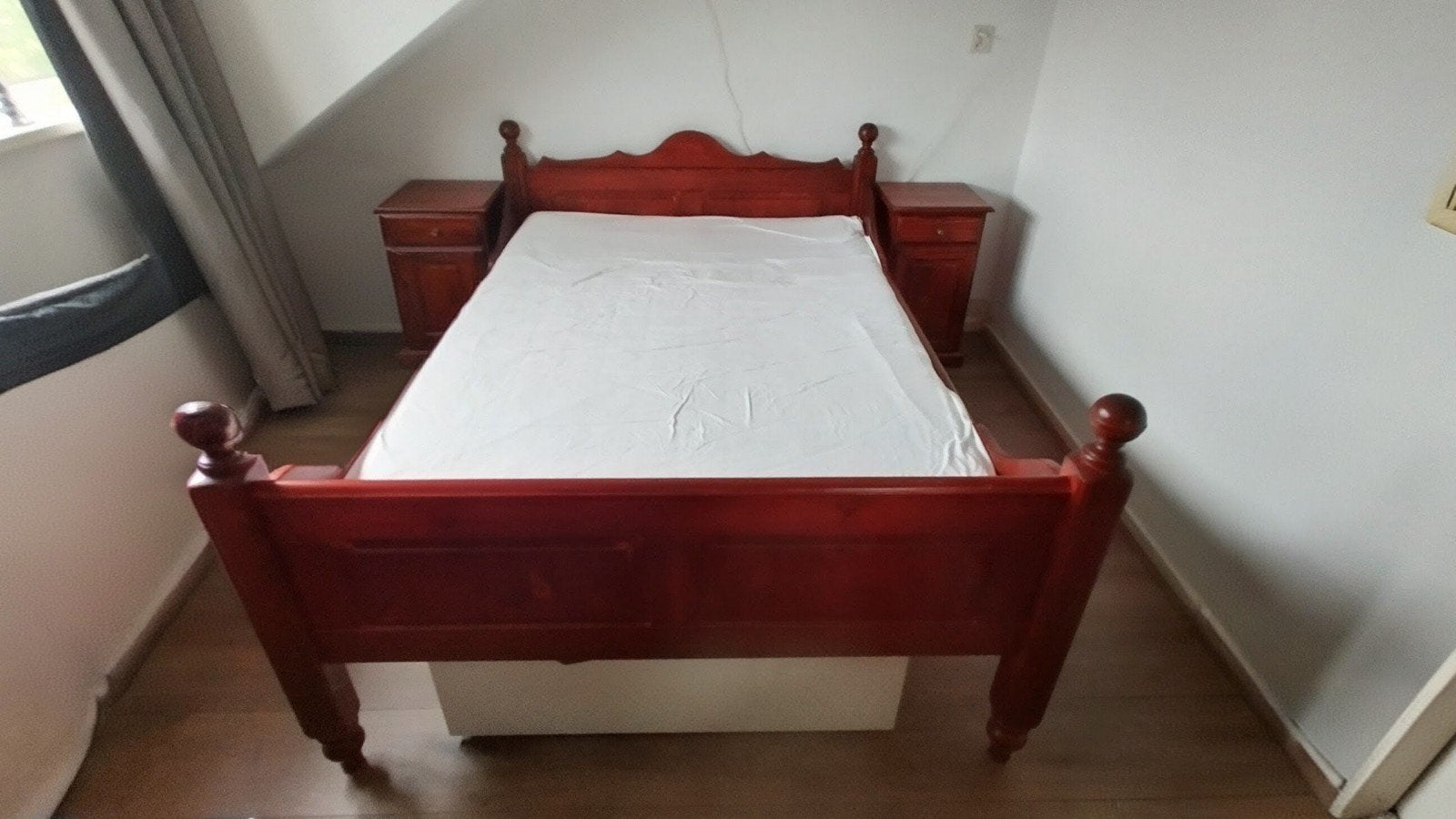 Grenen ledikant 140x200 met nachtkastjes en commode, Huis en Inrichting, Slaapkamer | Bedden, Gebruikt, Tweepersoons, 200 cm, Rood