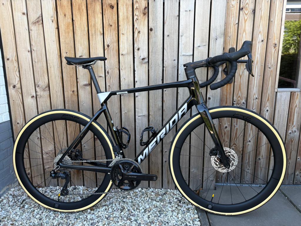 Merida Scultura 6000 disc Shimano 105 Di2 ERE Explorator, 28 inch, Stalbergweg, Carbon, Info@velovenlo.nl