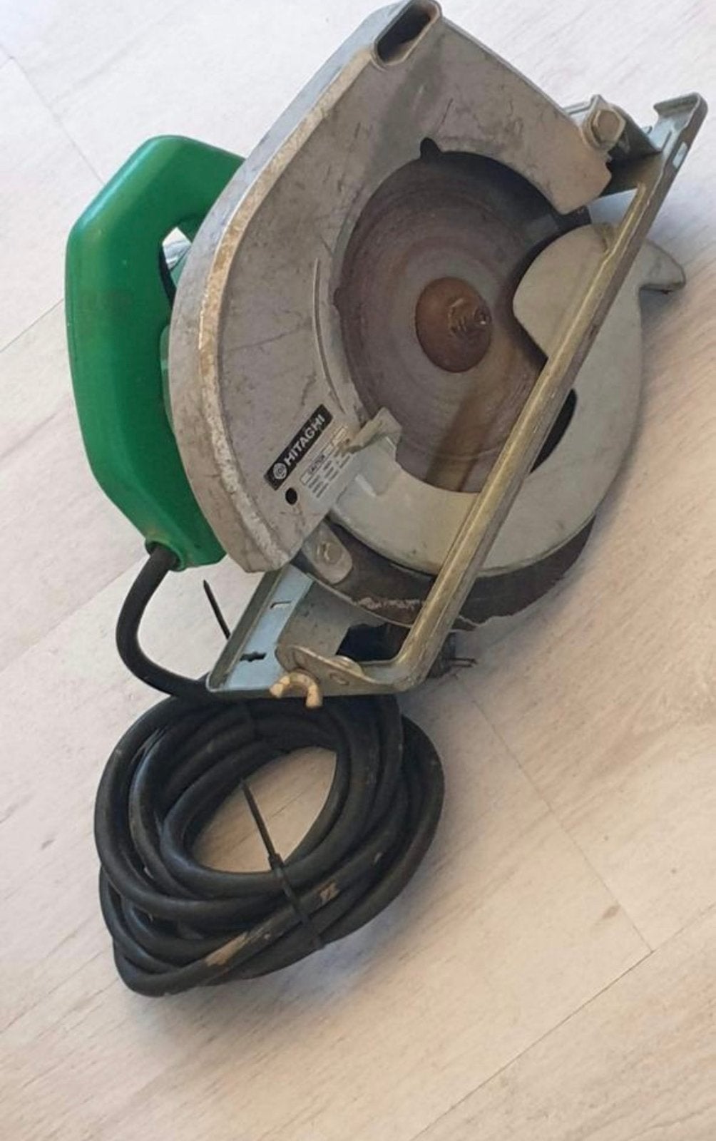 Aangeboden Handcirkelzaag Hitachi, Ophalen of Verzenden, Zo goed als nieuw, 1000 watt of meer, Haakse handslijpmachine