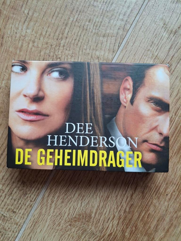 Dee Henderson - De geheimdrager, Ophalen of Verzenden, Zo goed als nieuw, Dee Henderson