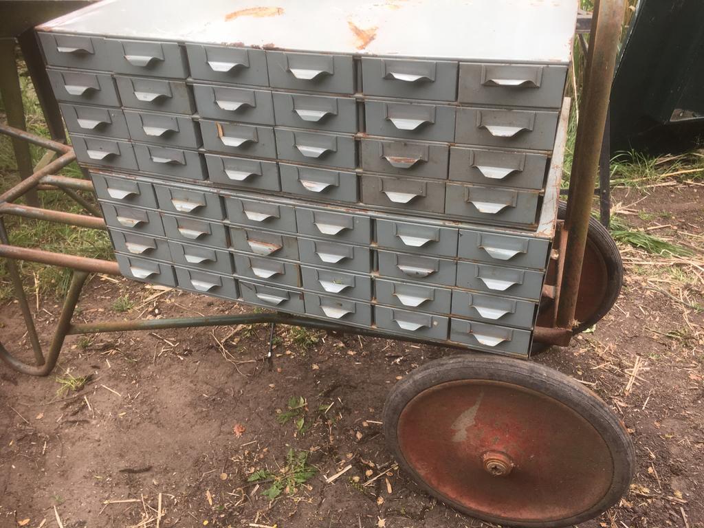 Ladekasten 3 stuks aanwezig merk Lyon Made in usa losangeles, Huis en Inrichting, Kasten | Ladekasten, Gebruikt, 5 laden of meer