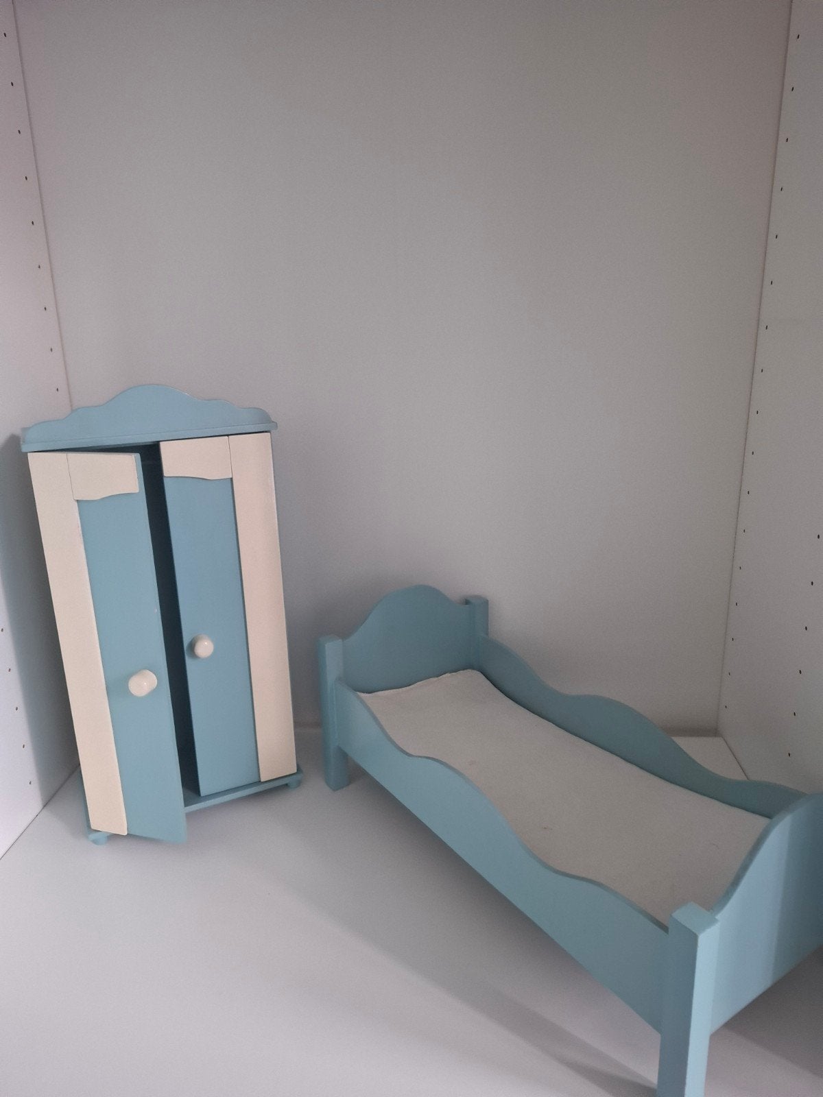 Poppenbedje en kledingkastje - blauw/wit, Ophalen