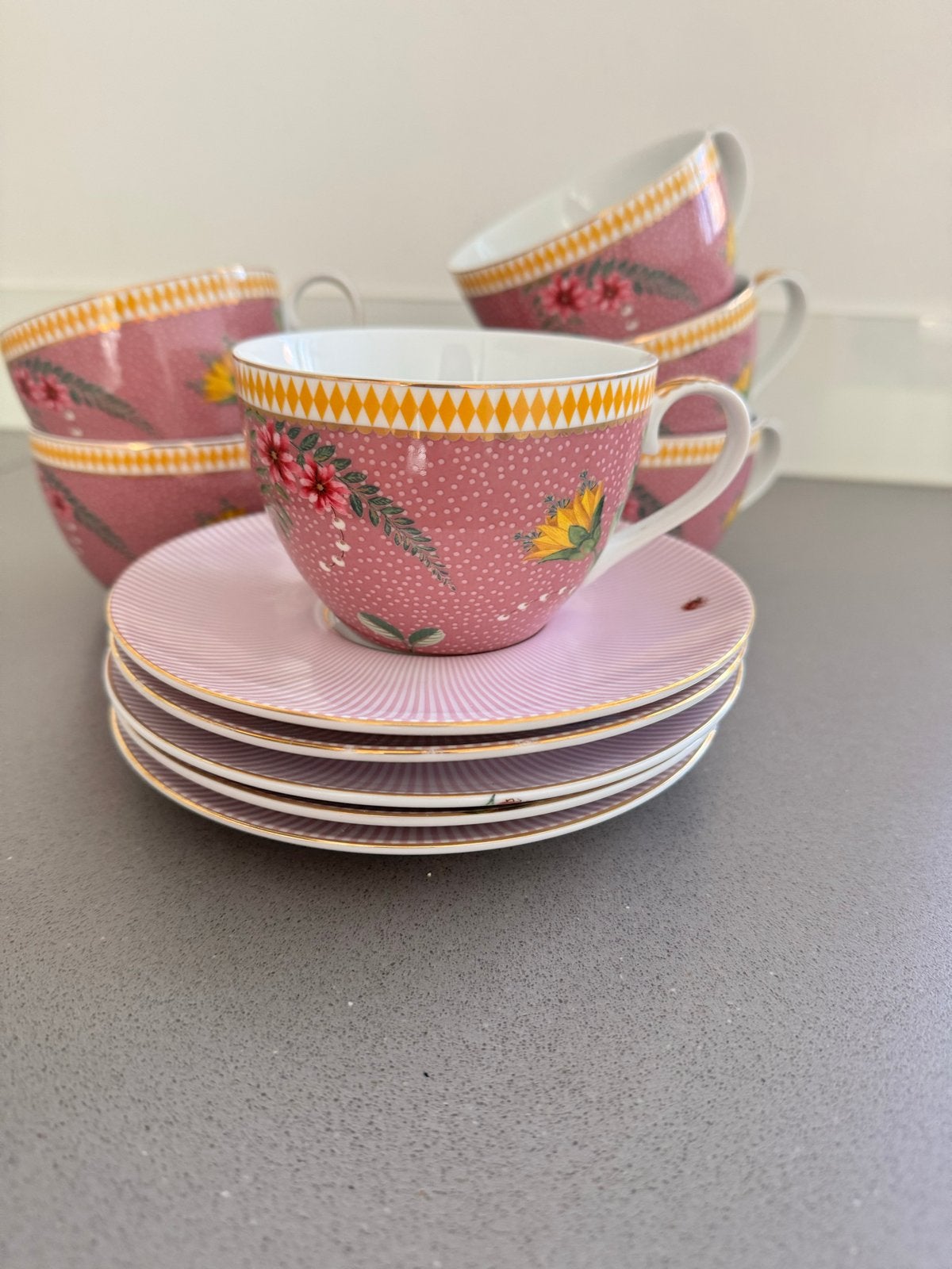 Pip Studio kopjes en schotels - Roze met bloemen, Pip Studio, Ophalen of Verzenden, Zo goed als nieuw, Modern