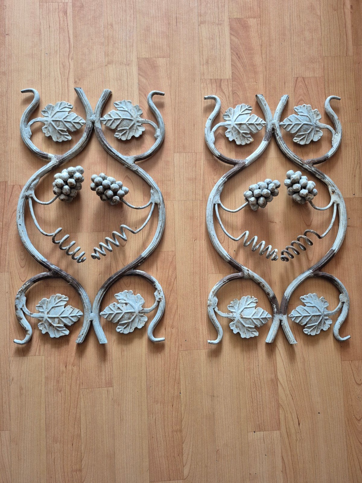 2 smeedijzeren sier druivenranken, Ophalen