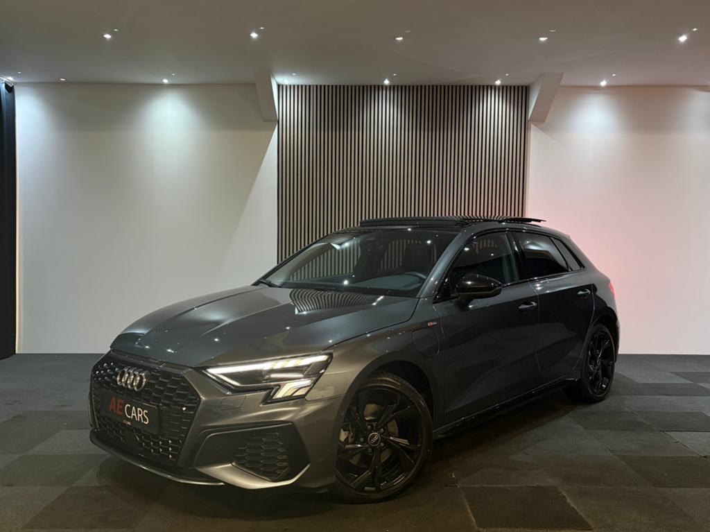 Audi A3 Sportback 40TFSI e 204pk S-Line Competition Pano Cam, 4 cilinders, Bedrijf, Zilver of Grijs, Lichtsensor