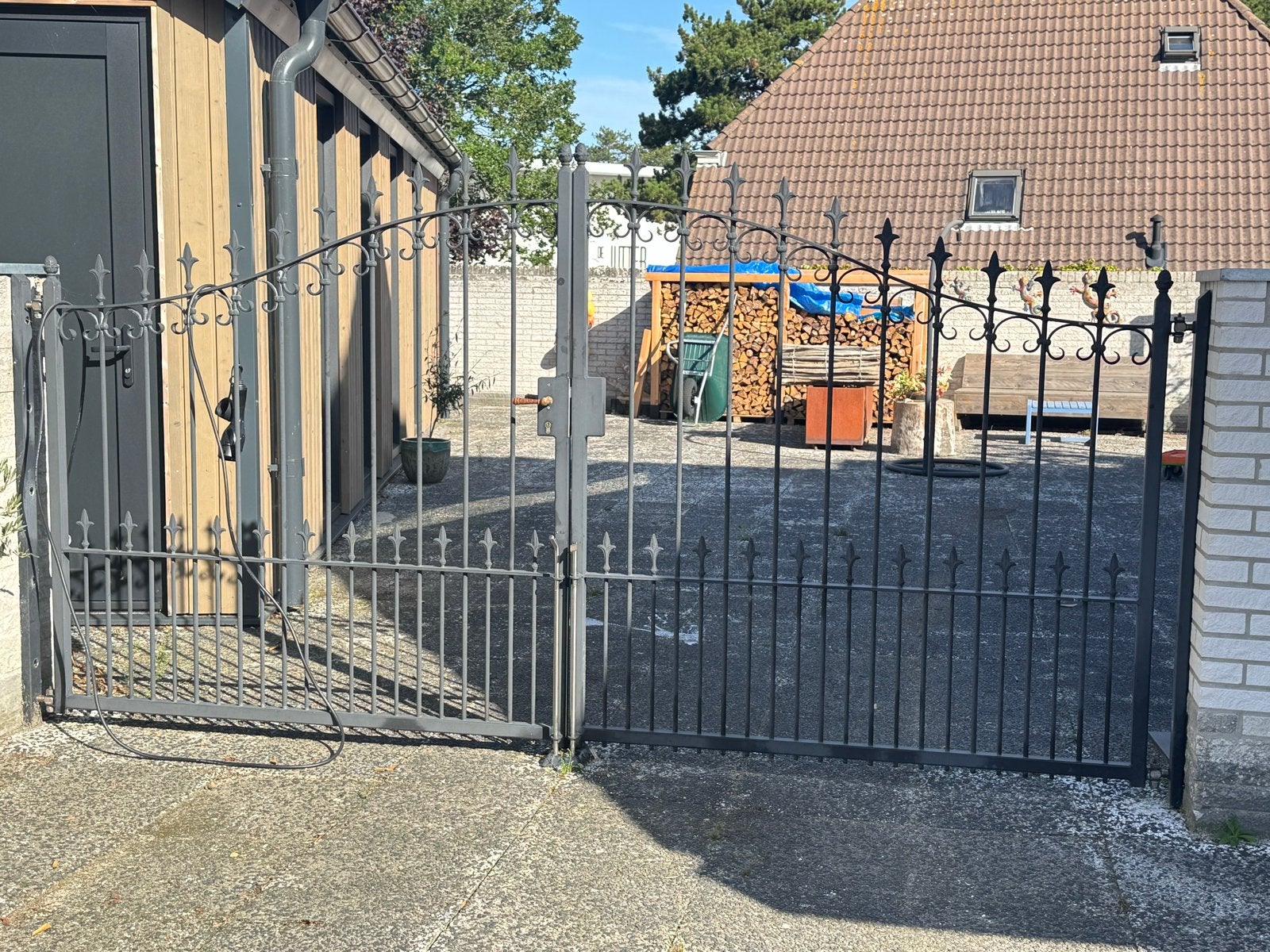 Gietijzeren hekwerk met dubbele en enkele poort