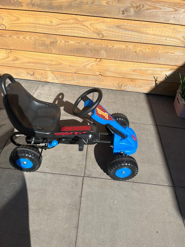 Nieuwe blauwe trapauto met nummer 1, Kinderen en Baby's, Speelgoed | Buiten | Voertuigen en Loopfietsen, Nieuw, Trapvoertuig, Ophalen of Verzenden