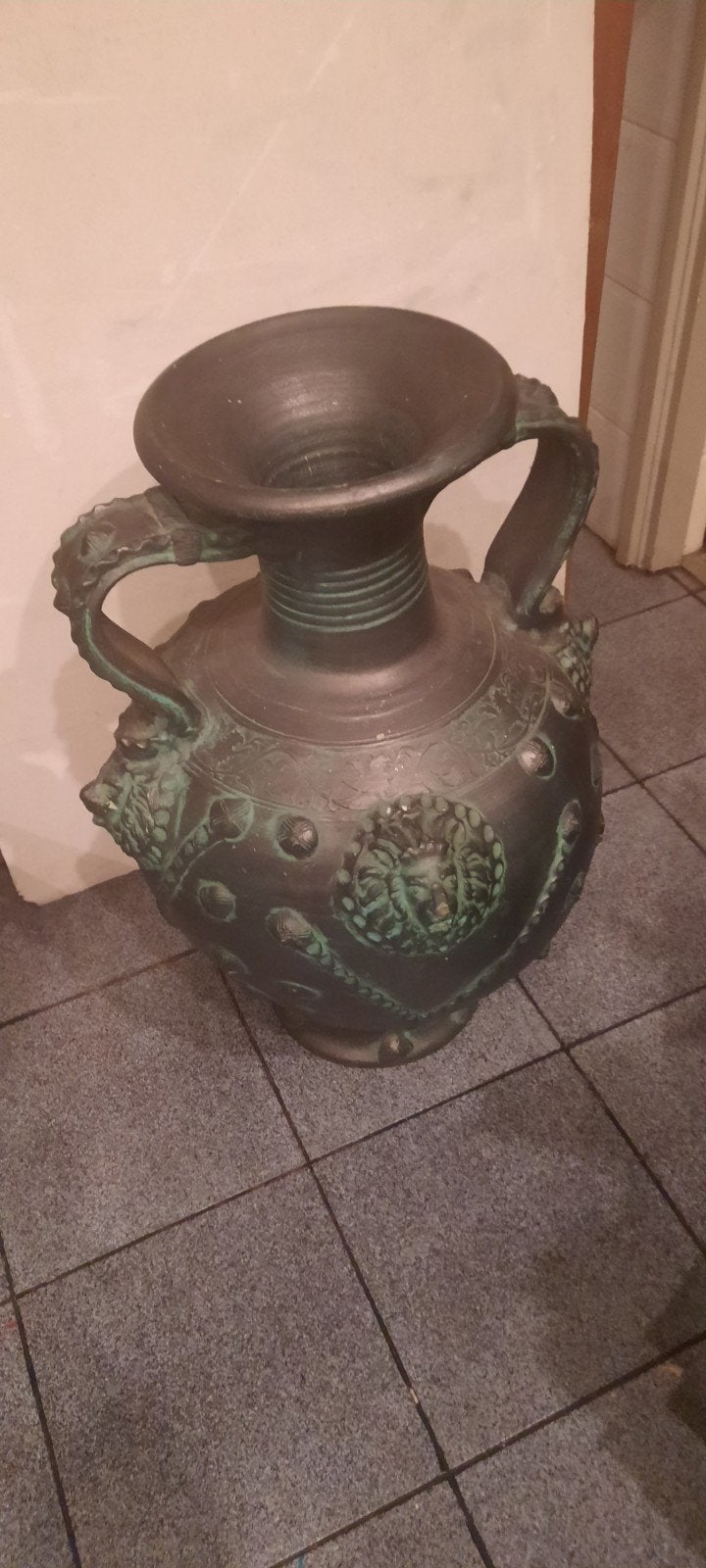 Grote decoratieve vaas met leeuwenkoppen, Ophalen