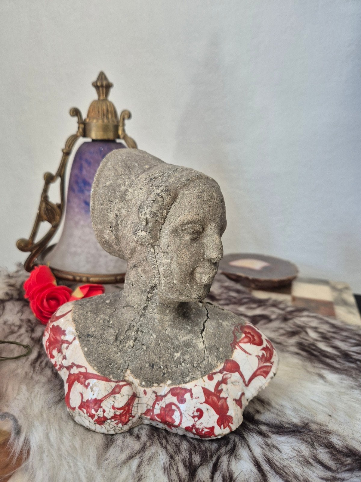 Decoratieve Buste Vrouw in Beton met Rood Patroon, Antiek en Kunst, Minder dan 20 cm, Buste, Ophalen of Verzenden, Steen of Keramiek