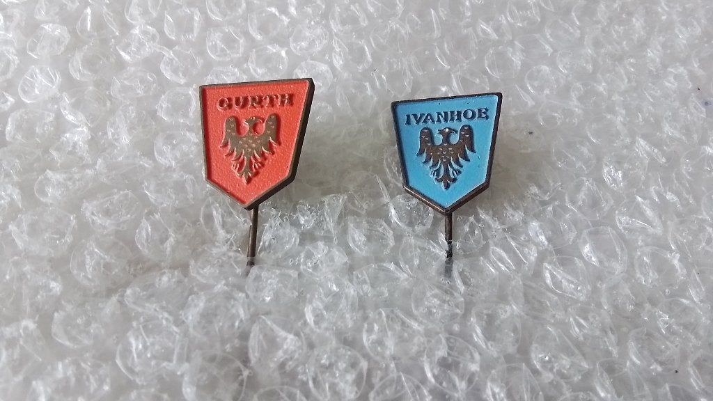 2 verschillende speldjes Ivanhoe, Verzamelen, Speldjes, Pins en Buttons, Ophalen of Verzenden, Zo goed als nieuw, Overige onderwerpen