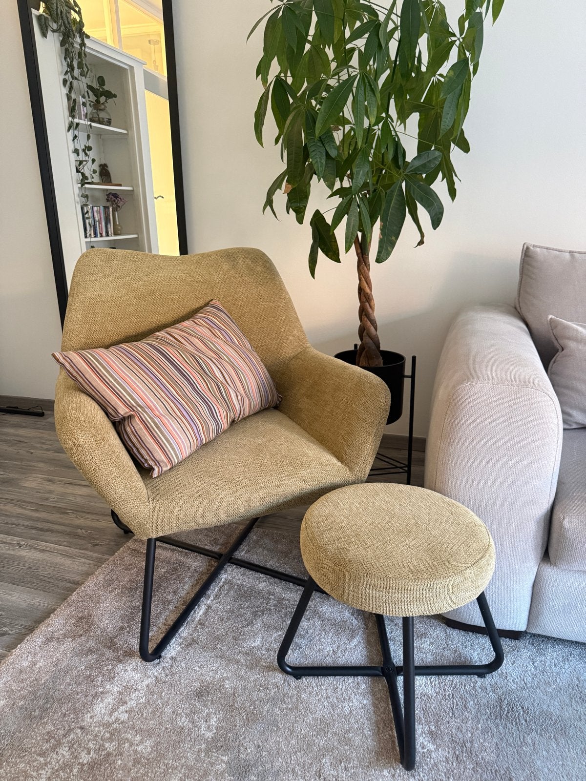 Comfortabele fauteuil met poef in groen/beige tint, Huis en Inrichting, Ophalen, Zo goed als nieuw, Metaal, 75 tot 100 cm