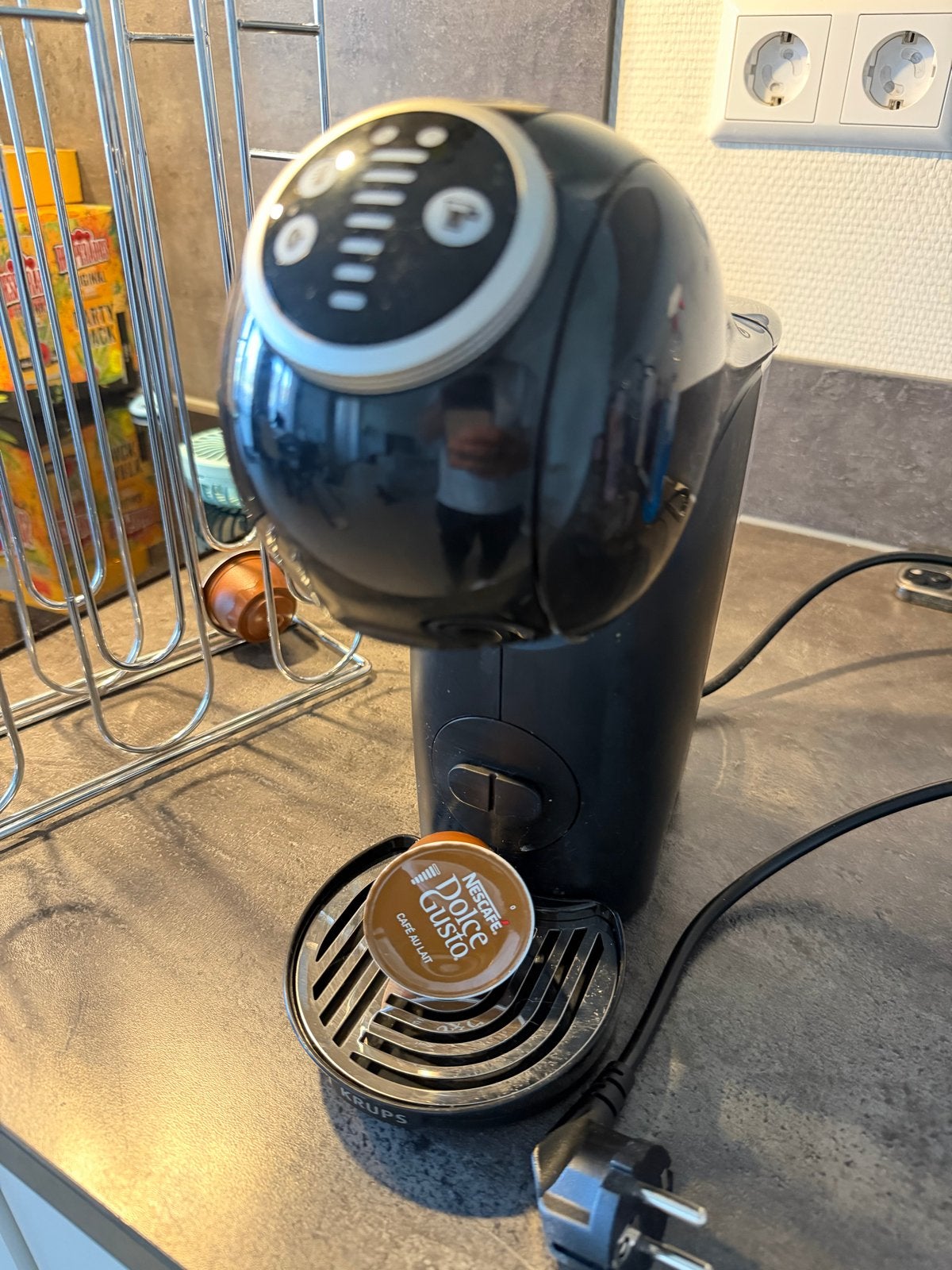 Nescafé Dolce Gusto koffiezetapparaat met capsulehouder, Gebruikt, Koffiemachine, Ophalen of Verzenden, 1 kopje