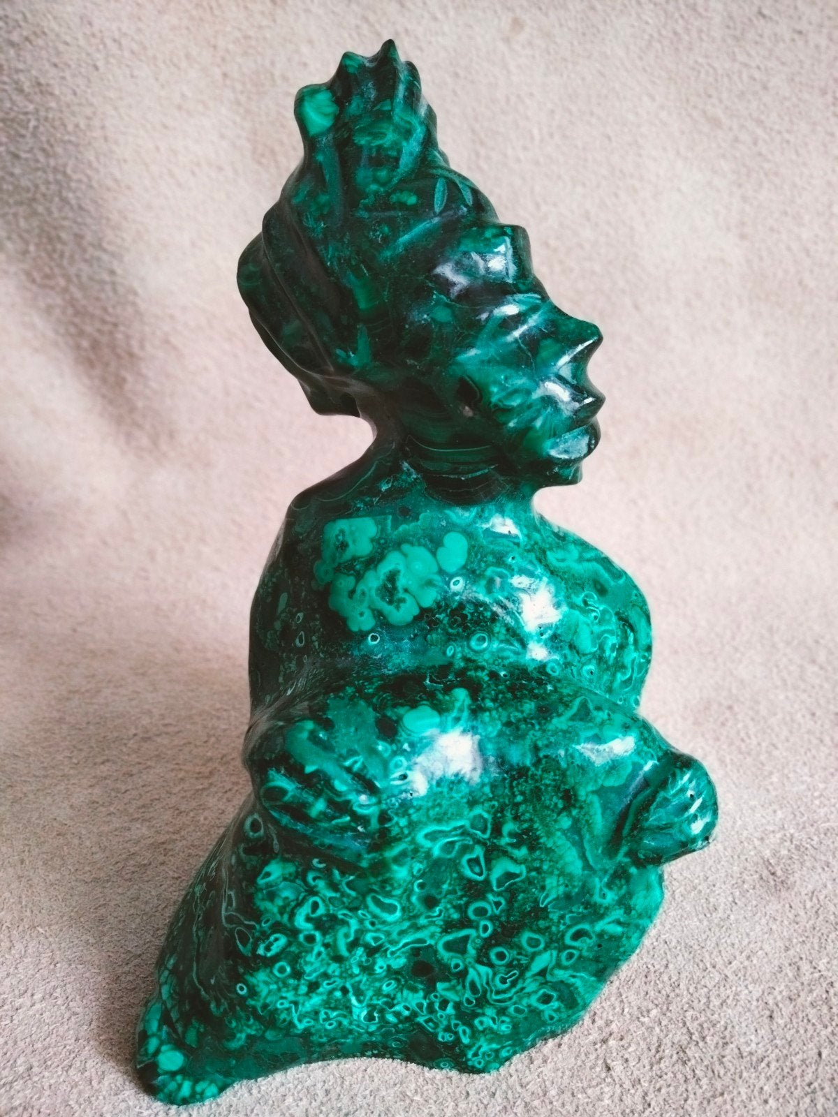 Malachiet sculptuur van een vrouw, 12 cm hoog, Minder dan 20 cm, Ophalen of Verzenden, Steen of Keramiek, Beeld