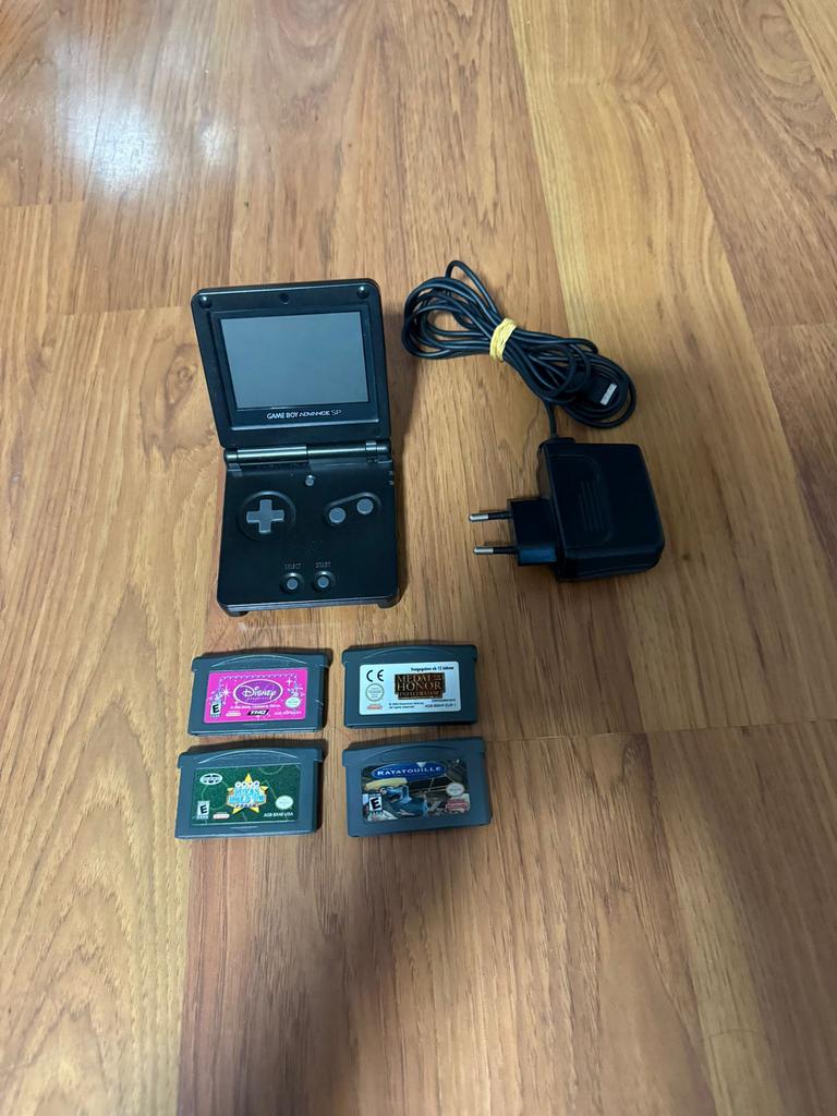 Gameboy Advance SP + 4 Spellen, Spelcomputers en Games, Spelcomputers | Nintendo Game Boy, Ophalen of Verzenden, Zo goed als nieuw