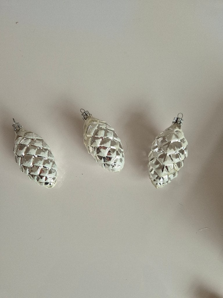 3 zilverkleurige dennenappels met sneeuw, Diversen, Kerst, Ophalen of Verzenden, Zo goed als nieuw