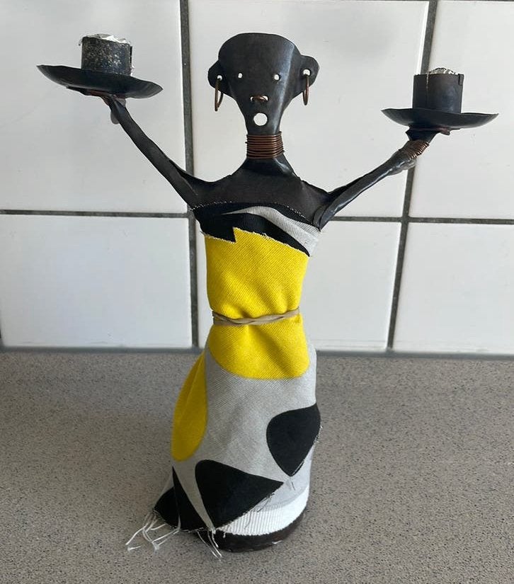 Prachtige metalen kandelaar vrouw met sieraden Afrika, Ophalen of Verzenden