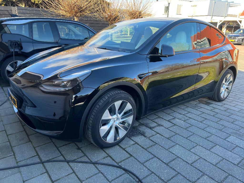 Verkocht - Tesla Model Y 2023 Zwart, Auto's, Tesla, Automaat, Achterwielaandrijving, Euro 6, 23 min