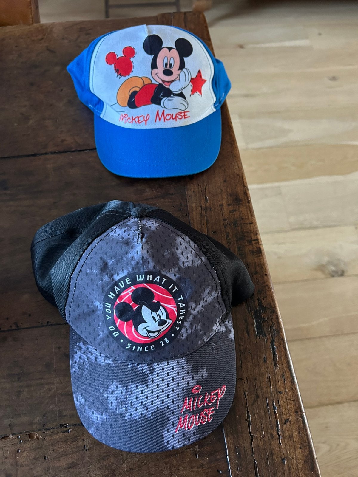 Twee Mickey Mousse petten, Ophalen of Verzenden, Zo goed als nieuw, Jongen of Meisje