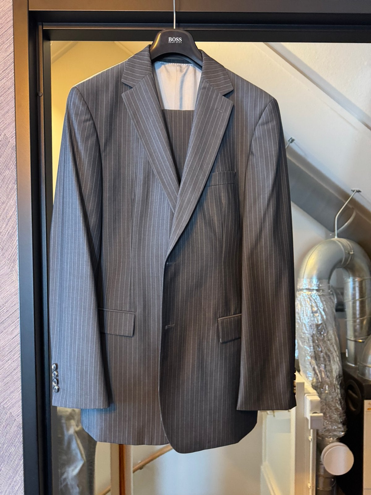 Prachtig HUGO BOSS Krijtstreep Maat L, Ophalen, Zo goed als nieuw, Maat 52/54 (L), Grijs