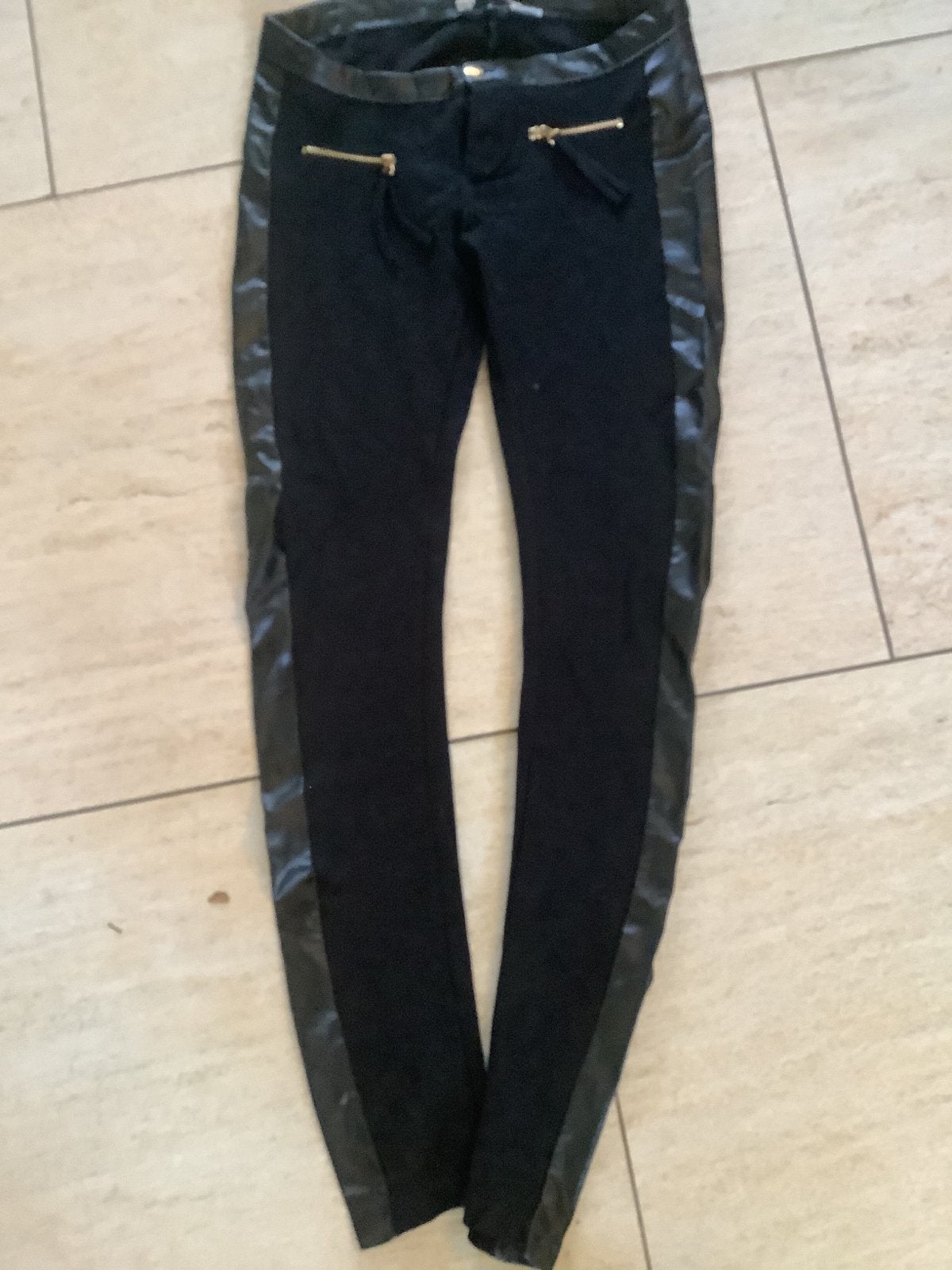 MET zwarte broek met lak details en ritsen, Kleding | Dames, Broeken en Pantalons, Zwart, Ophalen of Verzenden, Zo goed als nieuw