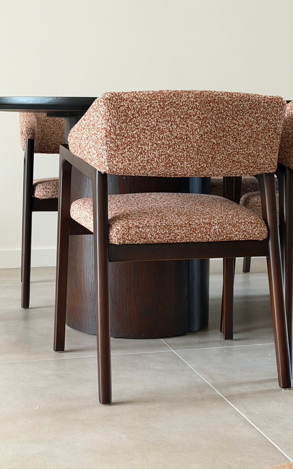 NIEUW 6 x terracotta boucle eettafelstoel japandi hout, Ophalen, Japandi, Bruin, Nieuw