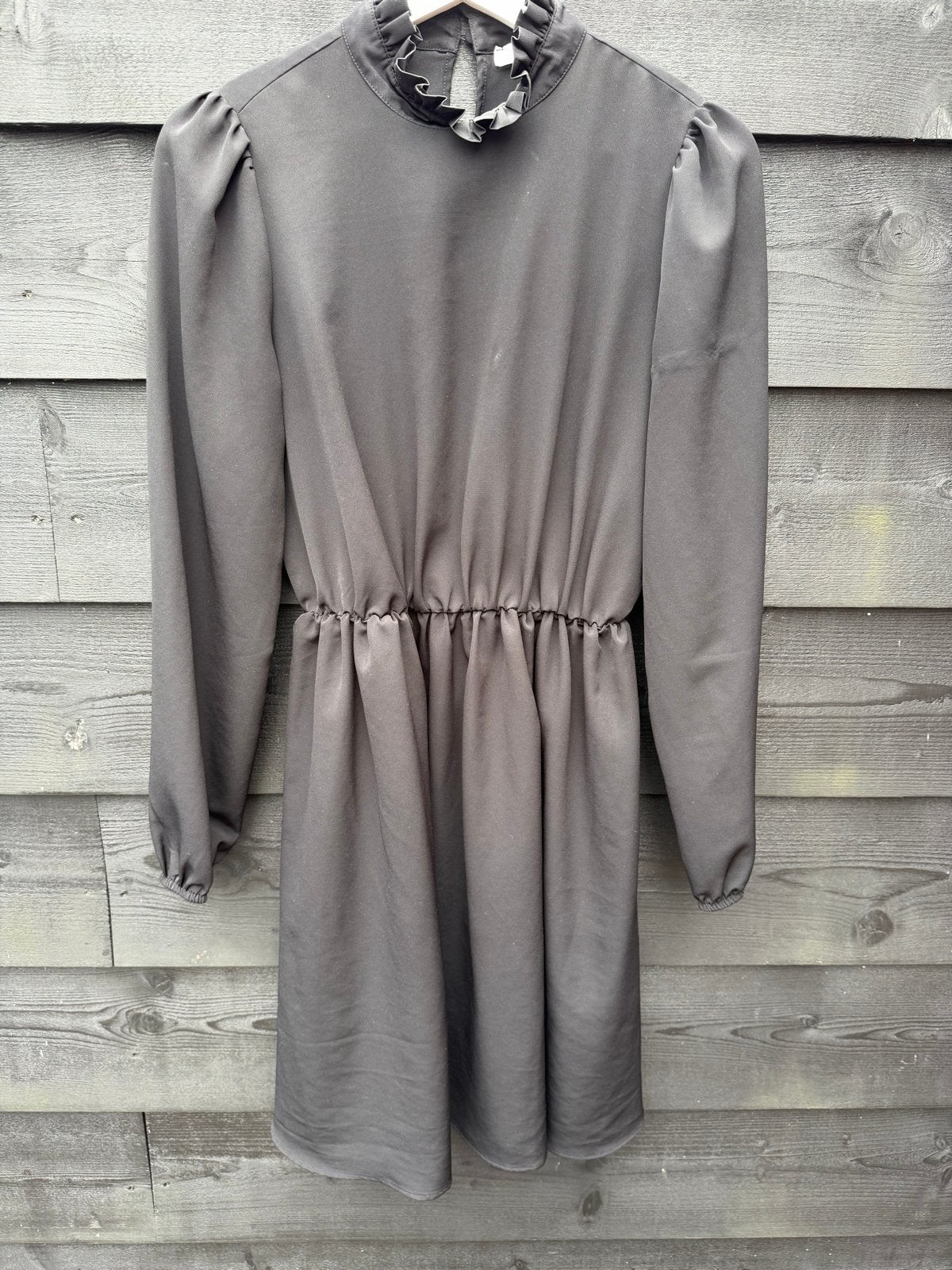 NA-KD Zwart jurkje met ruches en elastische taille, maat 36, Kleding | Dames, Zwart, Ophalen of Verzenden, Zo goed als nieuw, Maat 36 (S)