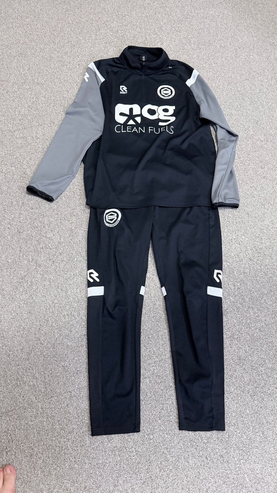 Fc Groningen robey trainingspak - Shirt XL, Broek L -, Zwart, Maat 56/58 (XL), Ophalen of Verzenden, Zo goed als nieuw
