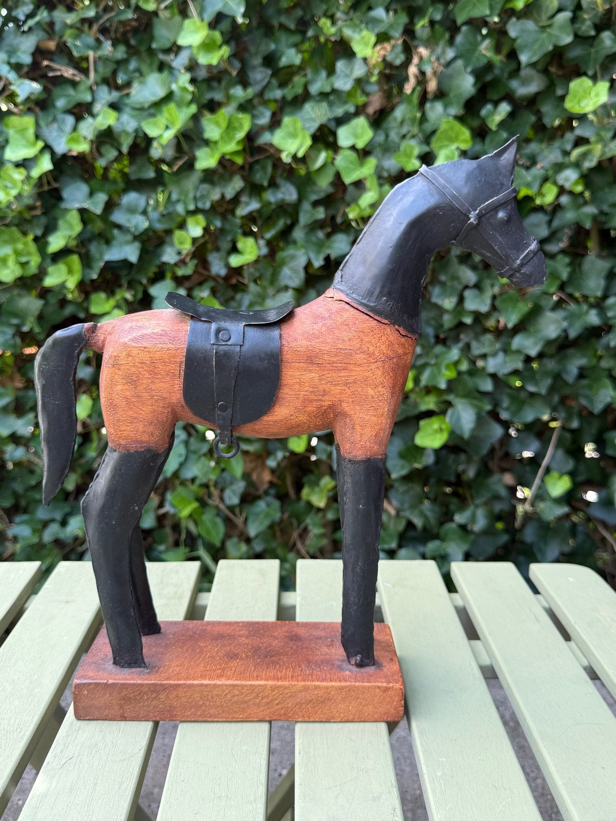 Uniek paardenbeeld van hout en metaal, 41 cm hoog, Ophalen of Verzenden, Zoogdier, 20 - 50 cm, Beeld