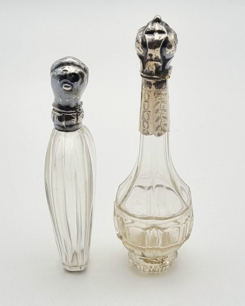 1060. Parfumflesjes met zilveren dop, 19e eeuw, Antiek en Kunst, Ophalen, Zilver