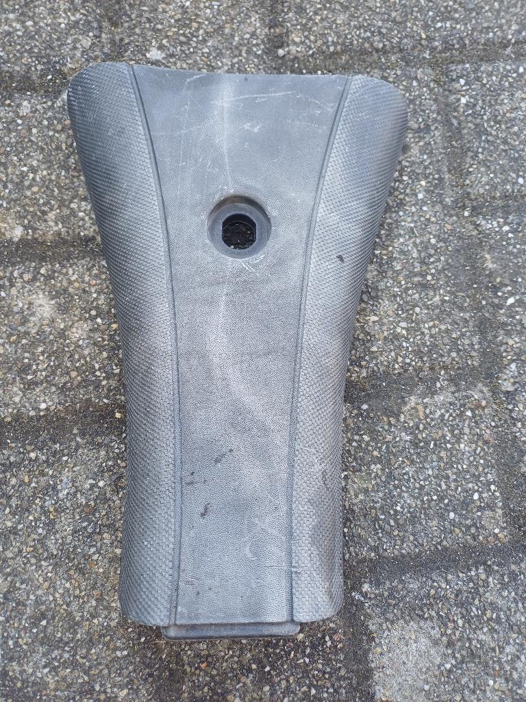 Aprilia sr50 accu klepje gebruikt, Fietsen en Brommers, Brommeronderdelen | Scooters, Ophalen of Verzenden, Gebruikt, Kap, Aprilia