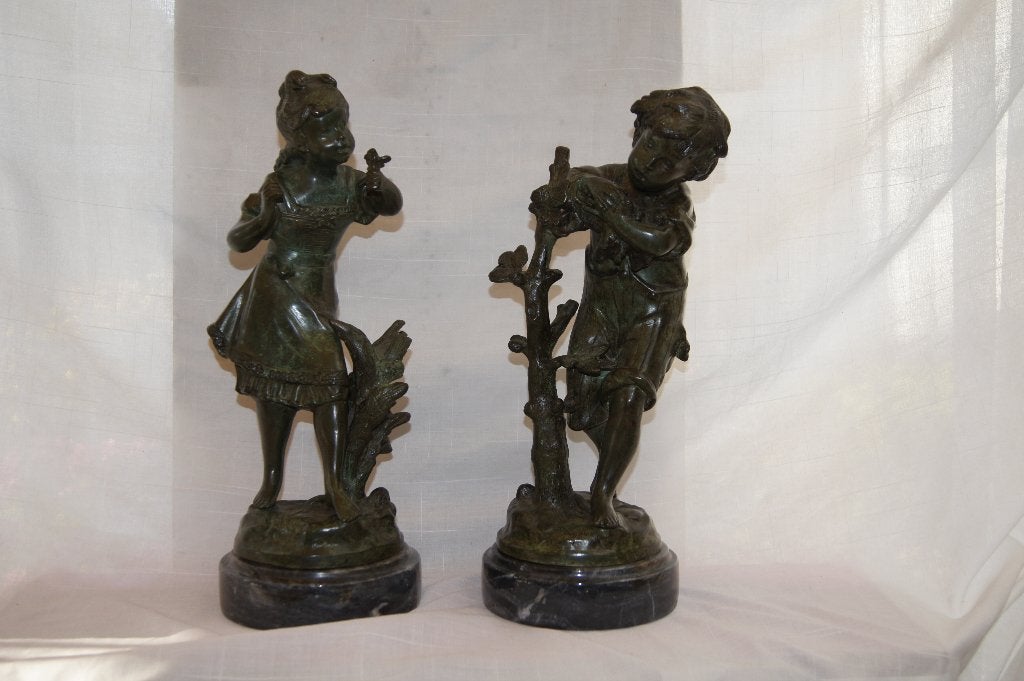 Jongen en meisje op marmeren sokkel ( Auguste Moreau, Handgemaakt, Ophalen of Verzenden, Brons, Beeld