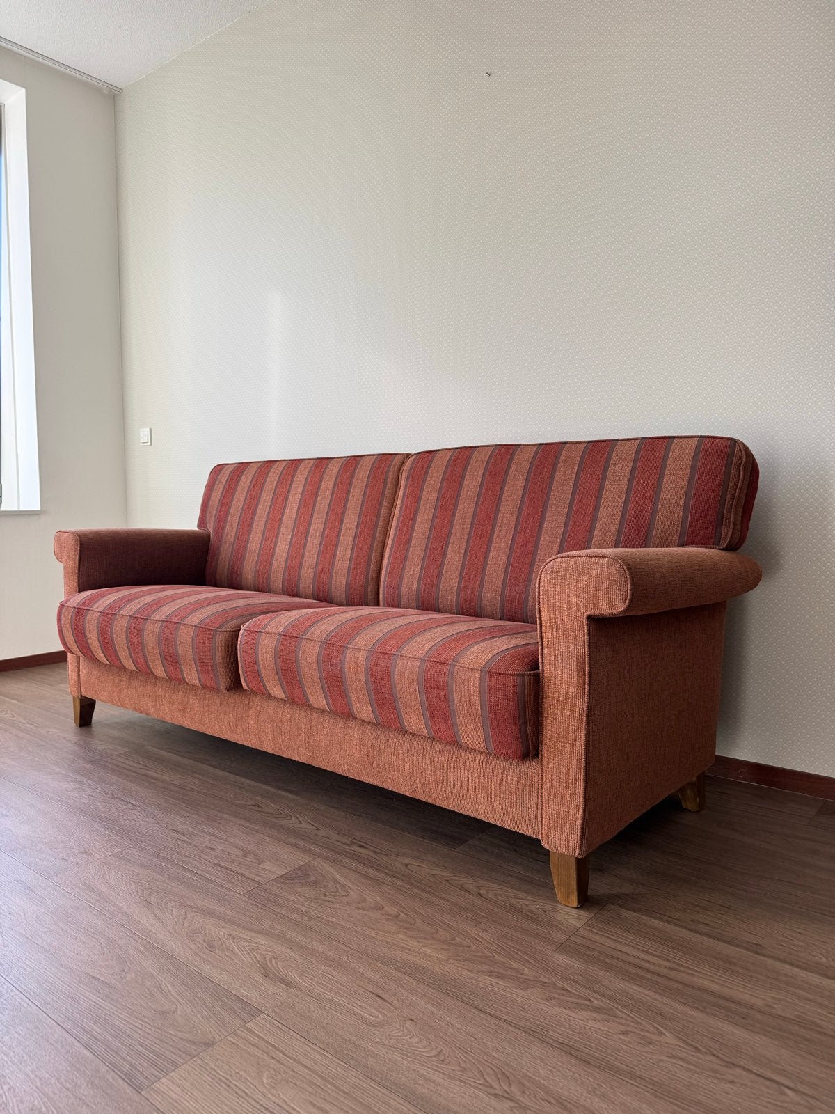 Nette gestreepte bank – roodbruin/beige – houten poten, Ophalen, Gebruikt, Minder dan 75 cm, Driepersoons