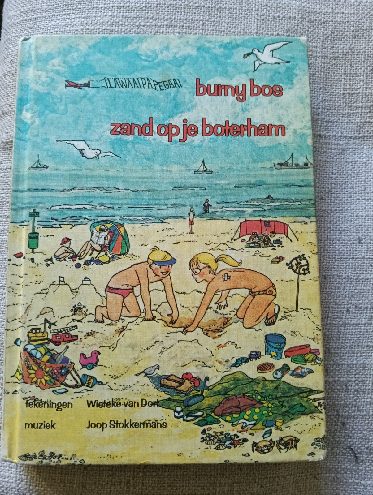 Burny Bos - Zand op je boterham (Lawaaipapegaai), Ophalen of Verzenden, Gelezen, Burny Bos, Fictie algemeen