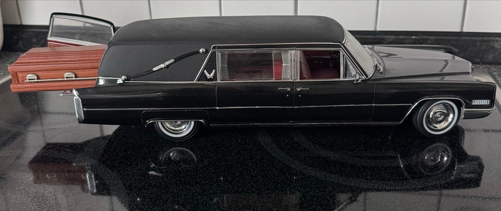 Cadillac Hearse modelauto met kist - Zwart, Ophalen of Verzenden, Nieuw, Overige typen