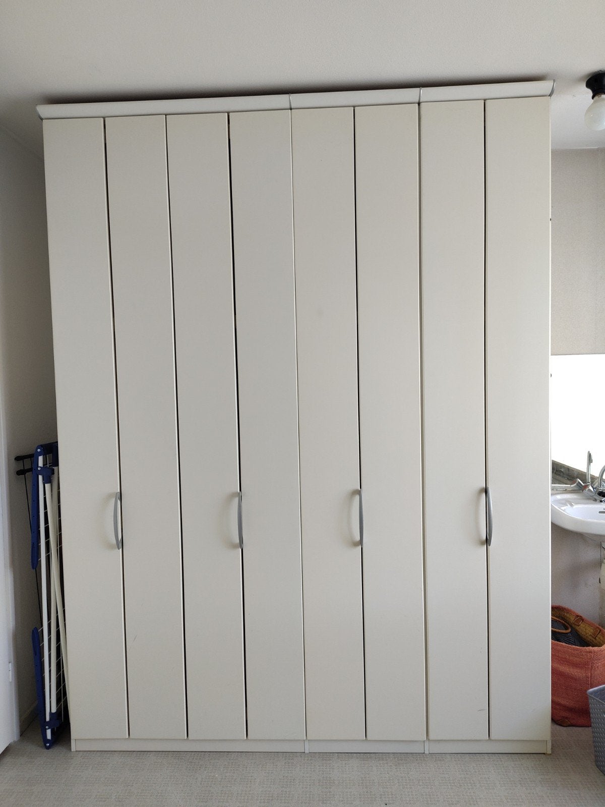 praktische kledingkast wit, Huis en Inrichting, Ophalen, Met deur(en), Gebruikt, 200 cm of meer