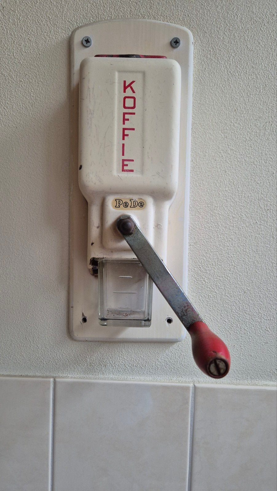Vintage PeDe Wandkoffiemolen - Wit met Rood Opschrift, Antiek en Kunst, Ophalen