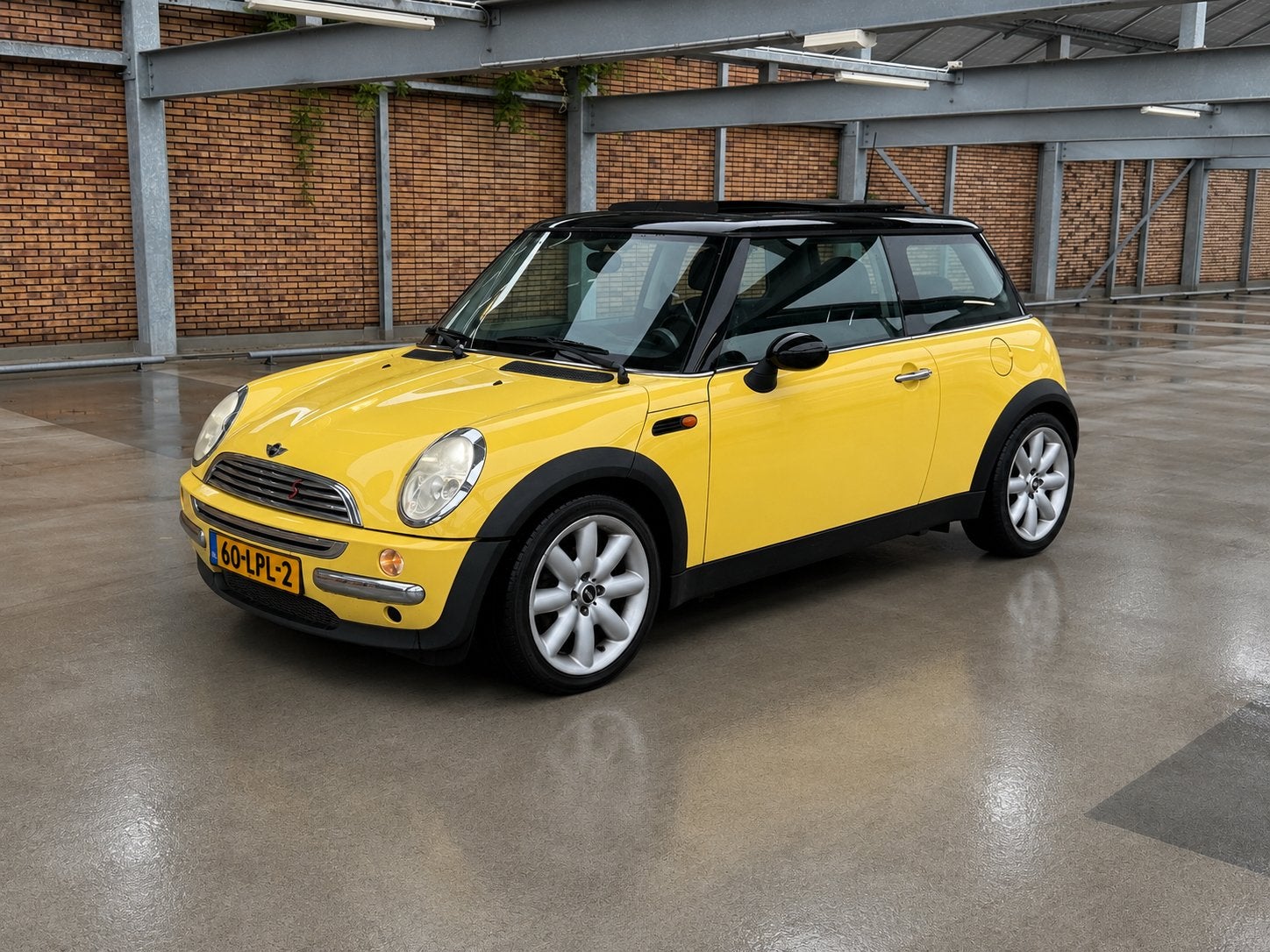 Mini 1.6 Cooper 2004 Geel *Pano*Nieuwe APK*Airco*Compleet*, Voorwielaandrijving, 15 km/l, Zwart, 4 cilinders