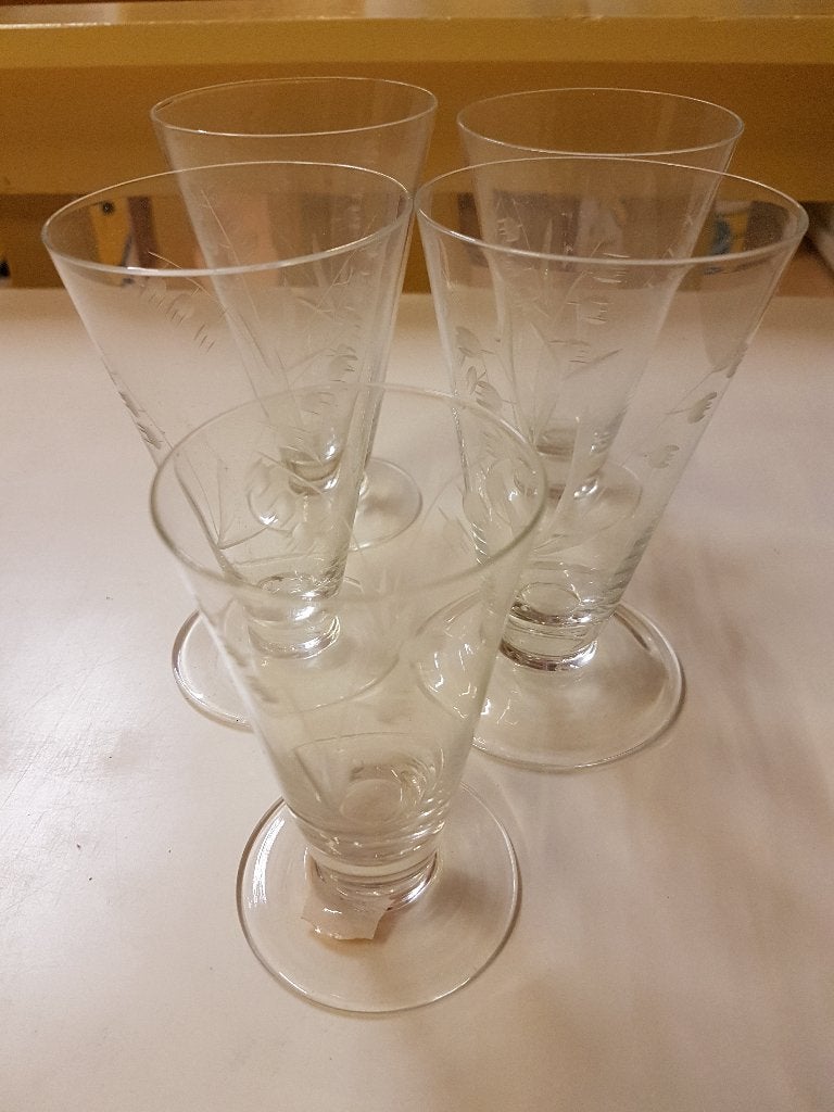 Gegraveerde glazen met lelie zonder voet 4 groot en 1 klein, Ophalen