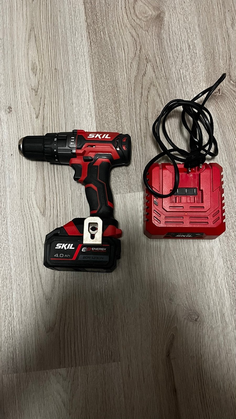Foto 2 van SKIL Accuboormachine 20V met lader en 4.0 Ah accu