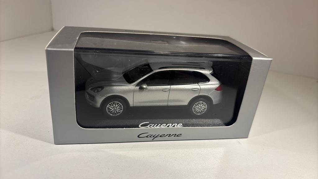 Porsche cayenne zilver minichamps 1.43, Hobby en Vrije tijd, Modelauto's | 1:43, Ophalen of Verzenden, A, A, A