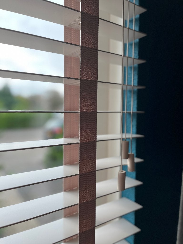 Houten jaloezie, linnenkleur, 2,65b 1,84h 65 mm lamelbreedte, Ophalen, Jaloezie, Overige merken, Zo goed als nieuw