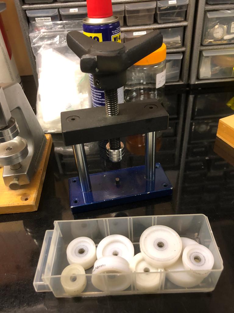Gereedschap van een horloge/ sierademaker, Ophalen, Zo goed als nieuw, Hard kunststof, Minder dan 50 cm